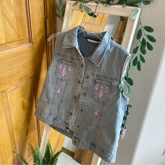 Hand painted denim vest with lace and moons - Picture 4 of 7